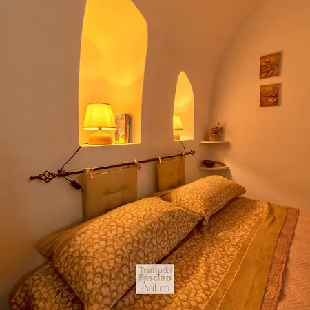 Trullo Dal Fascino Antico * 洛科罗通多